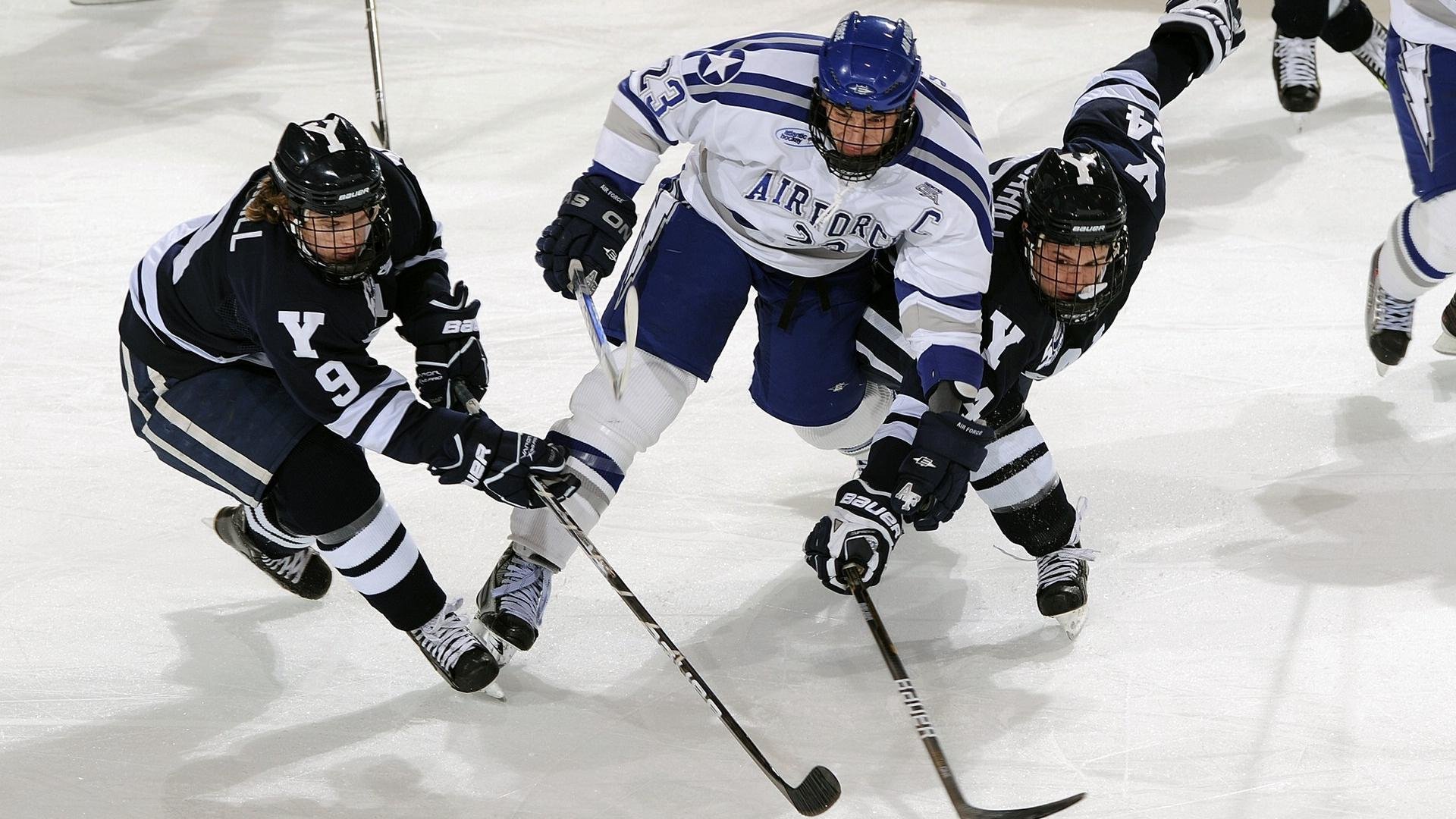 爱游戏体育-热刺后防线站位改进明显提升稳定性，热刺防守